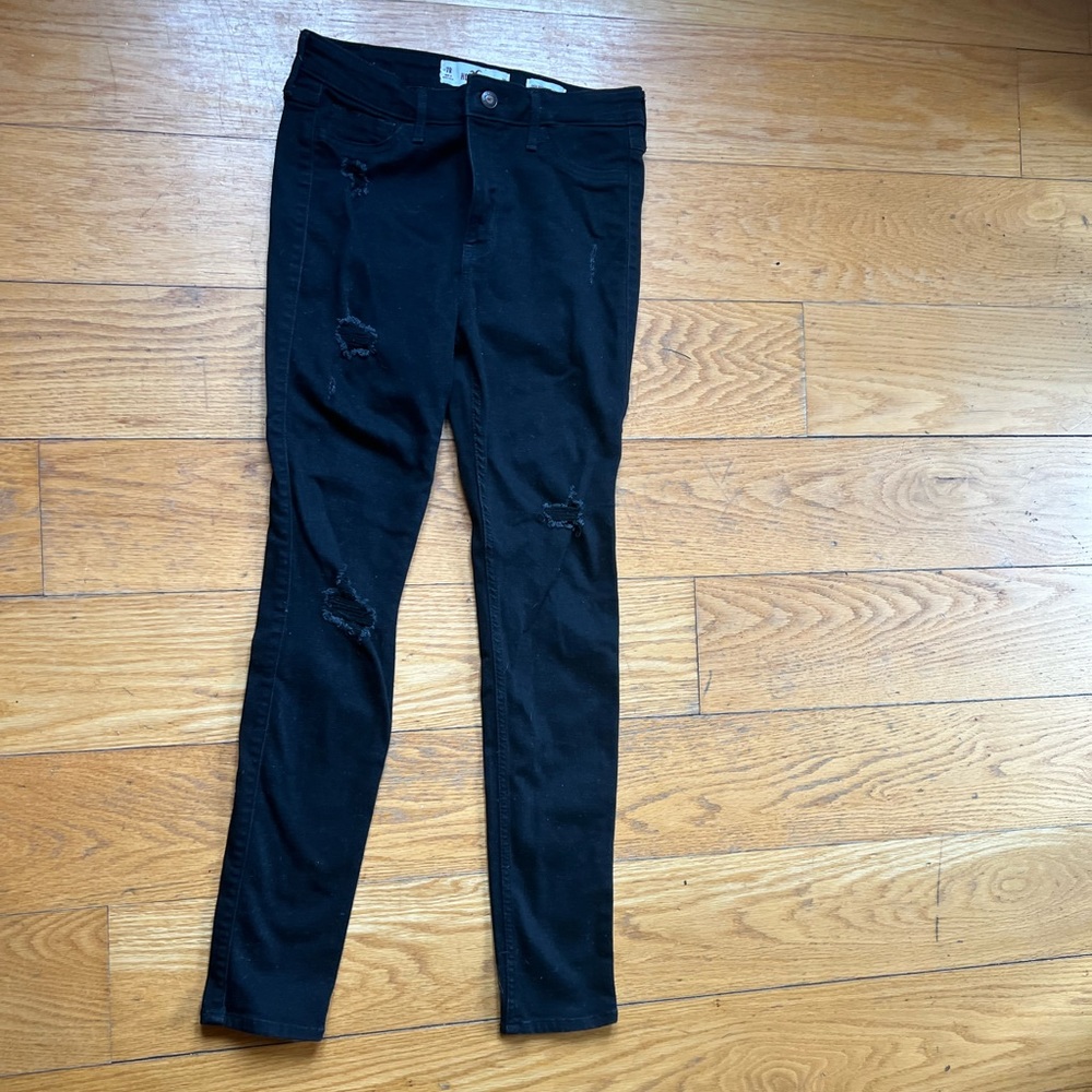 Hollister high rise super skinny black destroyed jeans. Size 28.Good condition.
